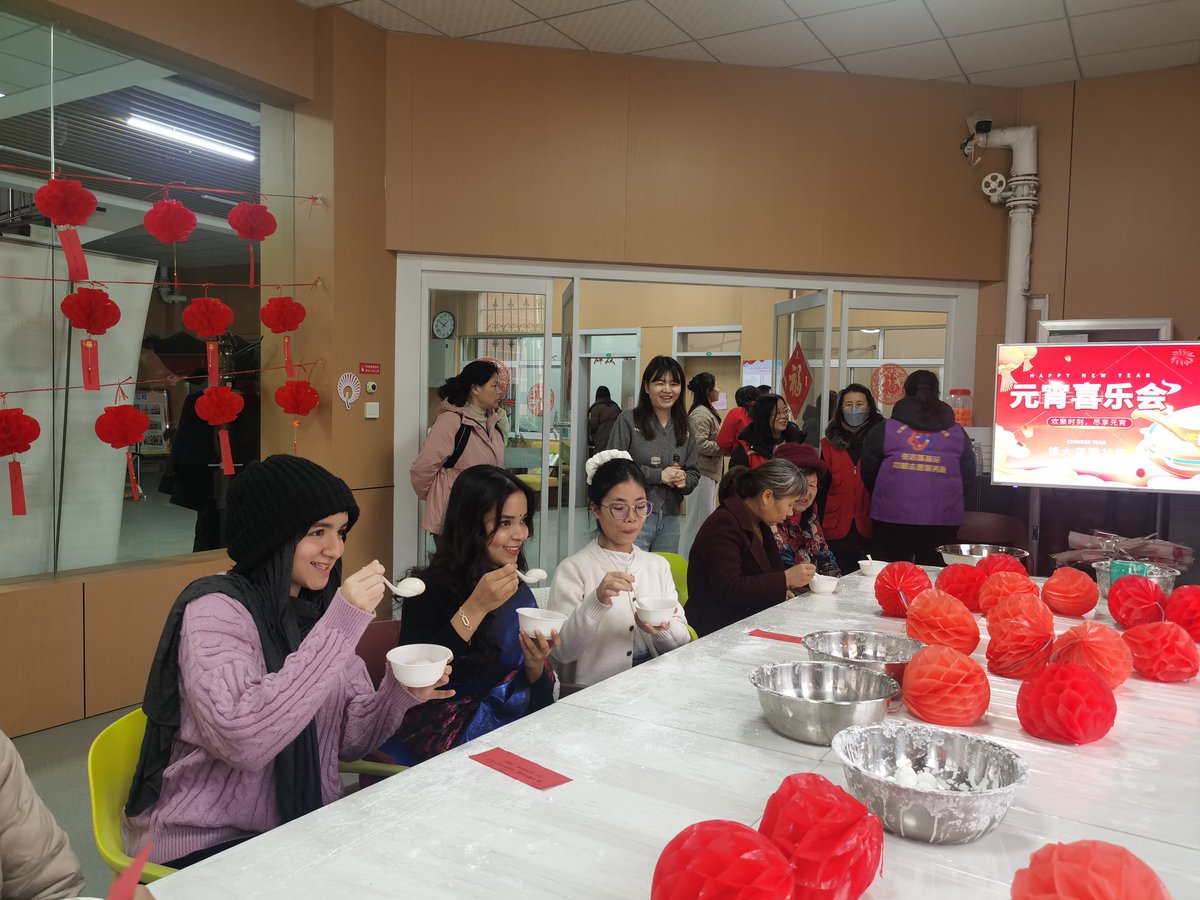 Panda123love's tweet photo. 月圆人团圆，汤圆暖人心。🫶马尚街道博大花园社区与留学生共度元宵佳节，亲手包汤圆、欢乐品汤圆，在香甜软糯里感受中国年味，在欢声笑语中共度温馨美好元宵！❤️🥳
#友爱张店 #淄博 #ChinaTravel #becomingChinese #Zhangdian #好客山东 #元宵节 #LanternFestival https://t.co/HMI4cNN3Xg
