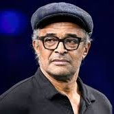 thenews_fr's tweet photo. 🚨 Drame familial chez les Noah : la petite sœur balance ❗️

Zaza Noah, sœur de Yannick Noah, accuse son frère dans une vidéo virale :
« L’association Enfants de la Terre est une arnaque, Yannick n’a jamais rien donné. »  

Elle parle aussi de loges secrètes, de contrôle médiatique et d’un conflit d’héritage qui explose au grand jour.

📽️ La vidéo fait le buzz dans la communauté antillaise. Yannick Noah n’a pas encore réagi.