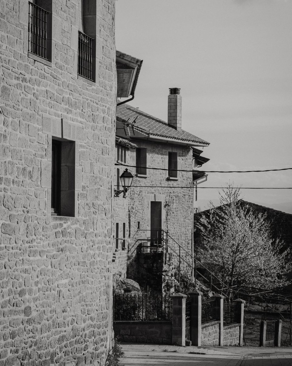 BodegasBaigorri's tweet photo. Los pueblos que rodean la bodega, llenos de historia y pasión por el vino.

¡Ven a visitarnos!
✖️ https://t.co/SMbuVMKfFM
-
The villages surrounding the winery, steeped in history and passion for wine.

Come and visit us!
✖️ https://t.co/tOUrkKfVFb https://t.co/AbojMxNLlT
