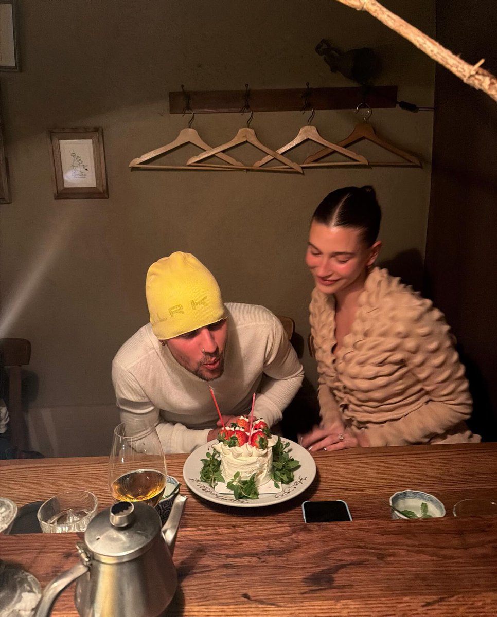 bieber_japan's tweet photo. #ジャスティン・ビーバー が
誕生日をヘイリーと一緒にお祝い🥂✨

「No one I’d rather spend my birthday with.. 💋」
（誕生日を一緒に過ごしたいのはこの人しかいない）
と投稿して、ラブラブなメッセージを公開🥹💞

日本で過ごしている様子も話題に…?!🇯🇵🤍✨
#JustinBieber #HaileyBieber https://t.co/7tv0ymlFUS