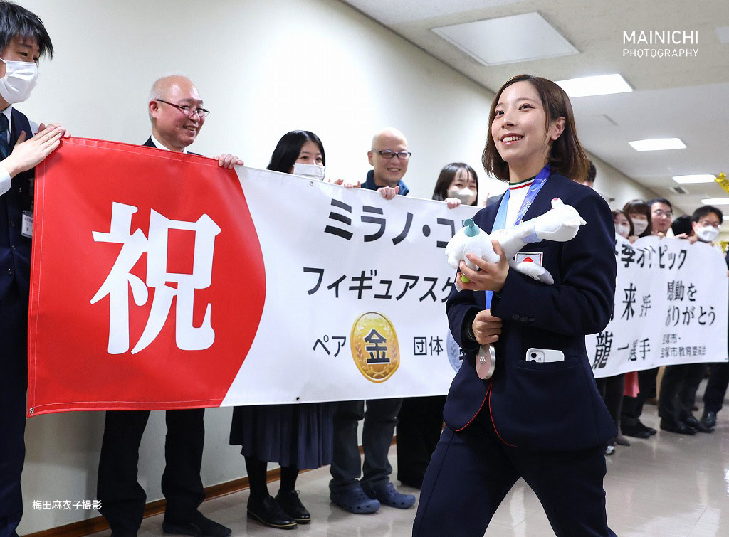 ミラノ・コルティナ冬季五輪フィギュアスケートのペアで金メダルを獲得した三浦璃来選手が2日、出身の兵庫県宝塚市を表敬訪問しました。
写真特集→mainichi.jp/graphs/2026030…