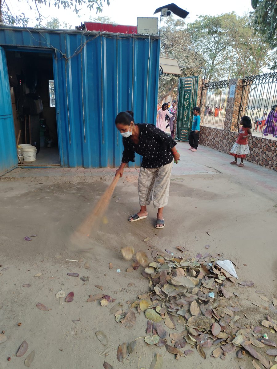 KSinghh74728's tweet photo. कल इसी गंदगी की शिकायत पर मुझे काम बंद करवाने की धमकी मिली और 112 पुलिस टीम मूकदर्शक बनी रही। 🚓 क्या एक नागरिक का सफाई के लिए आवाज़ उठाना इतना बड़ा अपराध है कि उसे डराया जाए? @bihar_police @SSP_Patna #AwareCitizen #BiharPolice (2/3)" https://t.co/y9WpSHwCYW