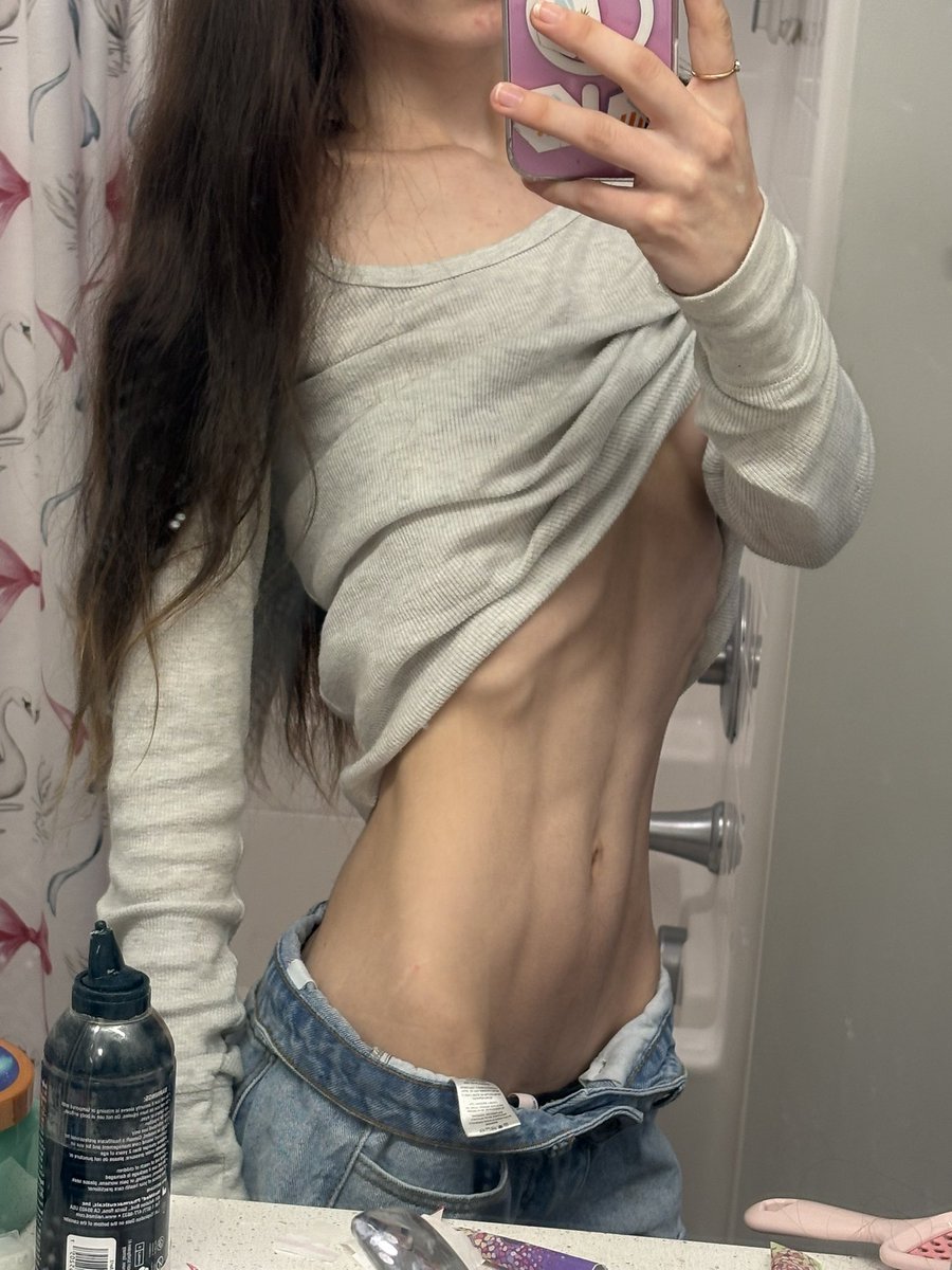 thebalkandoll's tweet photo. I WILL ONLY TAKE CRITISIM FROM PEOPLE SMALLER THAN ME, AND SO FAR ALL THE NICEST COMMENTS ARE FROM THE SMALLEST GIRLS https://t.co/jSfO4VYx0V
