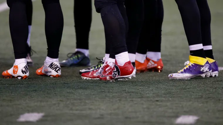 2min_store's tweet photo. ここ2‐3年でカスタマイズクリーツが常態化してしまってNFL選手で真似したいな、という見方ができなくなったと感じています。

My Cause My Cleatsのイベント週以外は、一応ブラック、ホワイト、またはチームカラーが規則ですが、ナイキが罰金を肩代わりするケースもまだ残っています。

例えばNIKE ZOOM VAPOR PROは2025からのモデルですが、皆さんは知っています��？