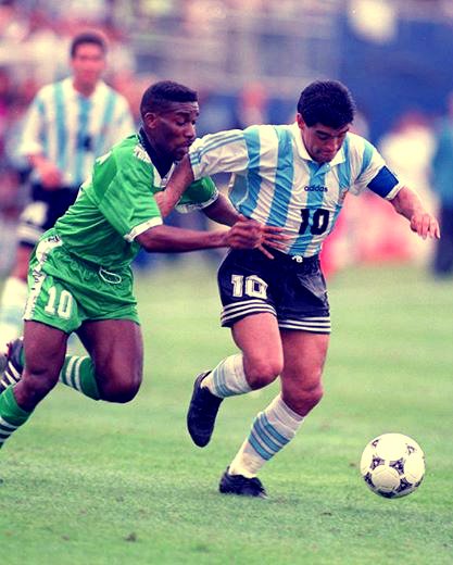 90sfootball's tweet photo. Jay-Jay Okocha vs Diego Maradona 🥶 https://t.co/W0kbB0DUmI