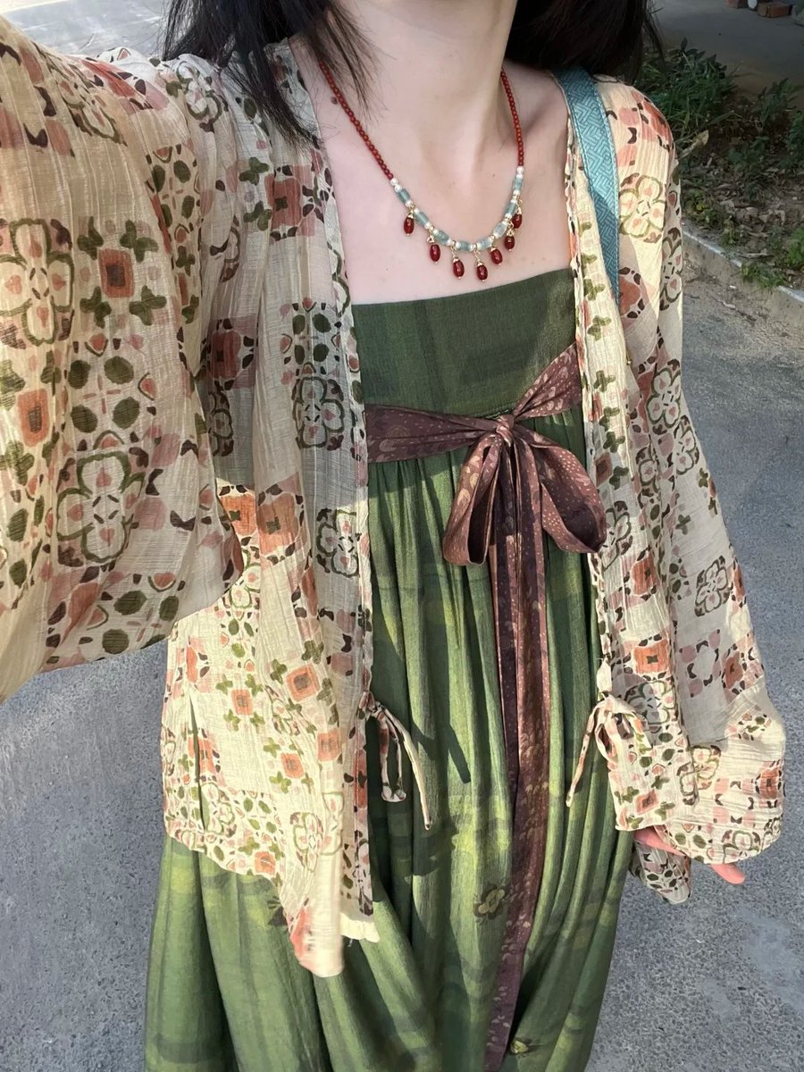 jjerjin's tweet photo. Looks ordinary at first glance, but the top is such a pleasant surprise! 🥳
#HanfuDaily #Hanfu #HanfuOutfit https://t.co/bnI4k41Ouq