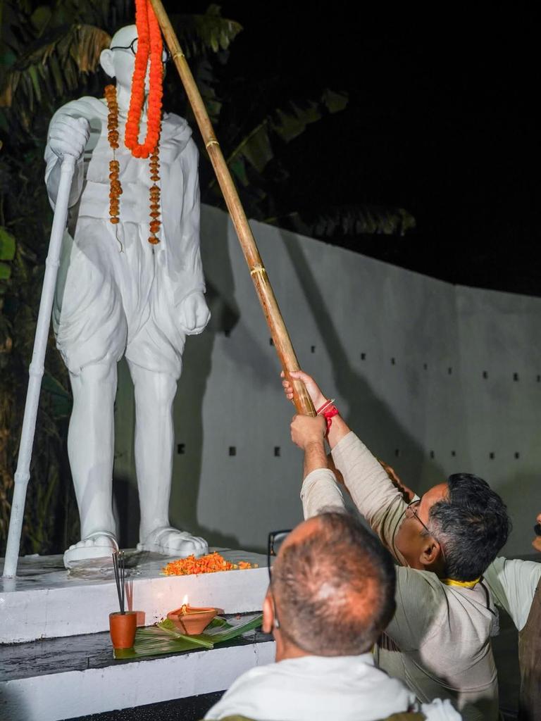 This is how <a href="/RahulGandhi/">Rahul Gandhi</a> &amp; his Congress stooges <a href="/GauravGogoiAsm/">Gaurav Gogoi</a> pays tribute and respect to Father Of Nation Mahatma Gandhi Ji.

Shameful !!!