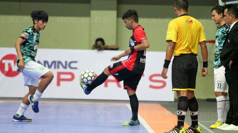 Foto terbaik sepanjang masa yang pernah ada di jagat futsal Indonesia.

Duel pemilik nomor 12 terbaik di Indonesia saat itu di Final Jogja. Runtuboy sang wonderkid ngangkat bola beberapa detik di depan BBS yang baru aja pulang dari Liga China sebagai juara.

12 vs 12. Jogja 2016.