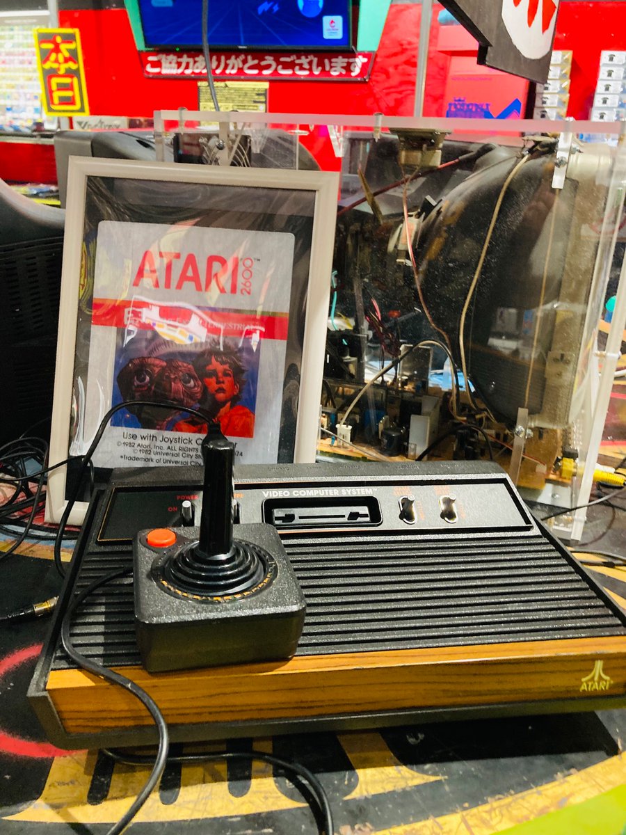 mma_ka_neko's tweet photo. 伝説のクソゲーのETなどレトロなコンシューマーゲームが色々遊べました！ETはまず面白くない以前に何をしていいかわからないね！説明書とかみたらわかるんかな💦

#レトロゲーム 
#PARCOGAMECENTER https://t.co/o41zing5Lj