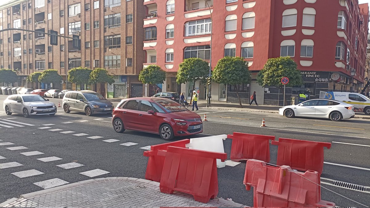 Ahora que <a href="/Trafico_Sevilla/">Tráfico en Sevilla</a> está configurando los semáforos, recordarle que antes d ela obra en José Laguillo 27 teníamos un semáforo en la puerta del garaje que no han puesto.
Ah, ¿con la pintura nueva prohíben el giro a la izquierda al igual que la salida de calle Pérez Hervás?