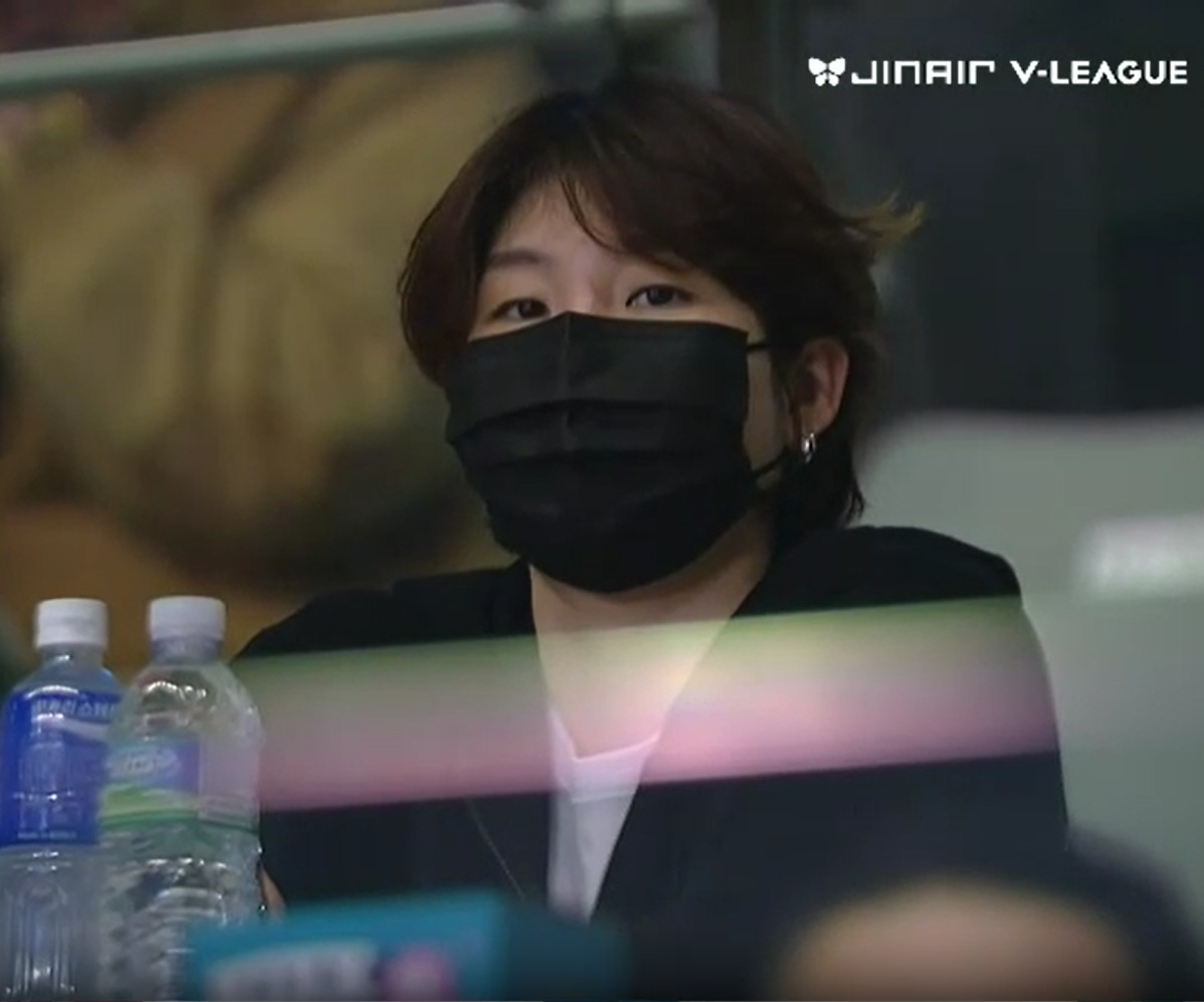 Si mantan kapten Lee SoYoung nonton kira² dukung siapa???

9 musim di GS Caltex 
3 musim di Red Sparks