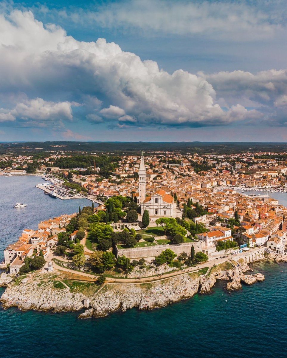Rovinj’in bir zamanlar ada olduğunu biliyor muydunuz?

Bugün karadan rahatça yürüyerek ulaştığımız Rovinj, aslında uzun yıllar boyunca küçük bir Adriyatik adasıydı. 18. yüzyılda ada ile ana kara arasındaki alan doldurularak şehir bugünkü hâline kavuştu.