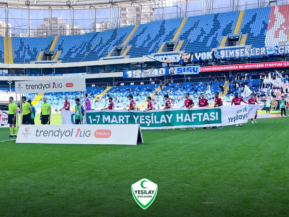 yesilaysk's tweet photo. #SenDeYeşilaycısın 

1–7 Mart Yeşilay Haftası kapsamında Trendyol Süper Lig’de sahaya çıkan kulüpler, bağımlılıklarla mücadeleye dikkat çekmek için Yeşilay pankartlarıyla yürüdü. 💚

#Yeşilay #YeşilayHaftası https://t.co/rEWB0sCLat