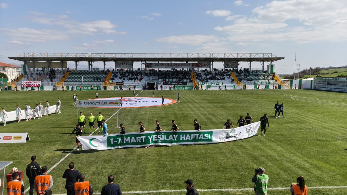 yesilaysk's tweet photo. #SenDeYeşilaycısın 

1–7 Mart Yeşilay Haftası kapsamında Trendyol Süper Lig’de sahaya çıkan kulüpler, bağımlılıklarla mücadeleye dikkat çekmek için Yeşilay pankartlarıyla yürüdü. 💚

#Yeşilay #YeşilayHaftası https://t.co/rEWB0sCLat