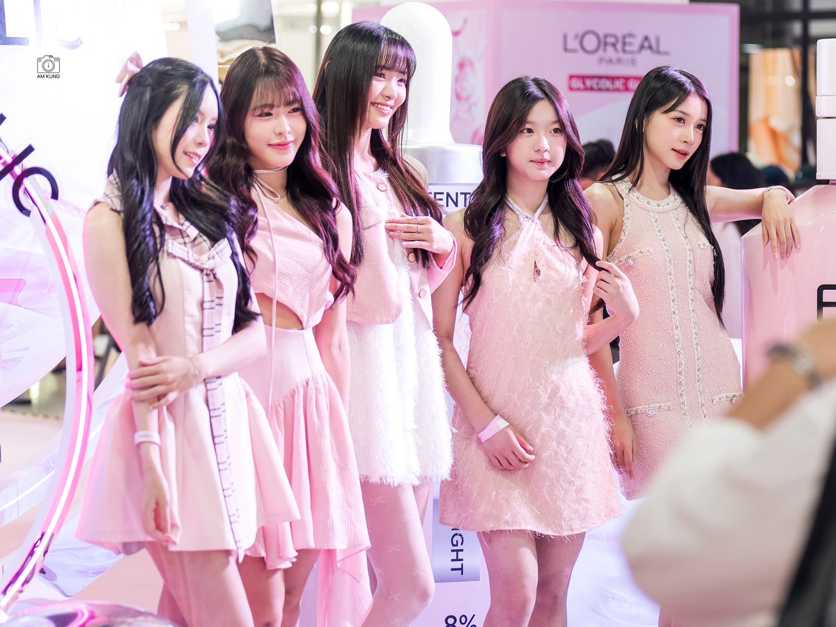 ลูกศร อาหลี โยเกิร์ต นีญ่า ฮูพ

🗓️ 2026-02-27 📍Central Ladprao
L'Oréal Paris Glycolic-Bright Universe 
#LuksornBNK48 #ArleeBNK48 #YoghurtBNK48 #NiyaBNK48 #HoopBNK48 #BNK48 
#LOrealParisTH #GlycolicUniverseTH