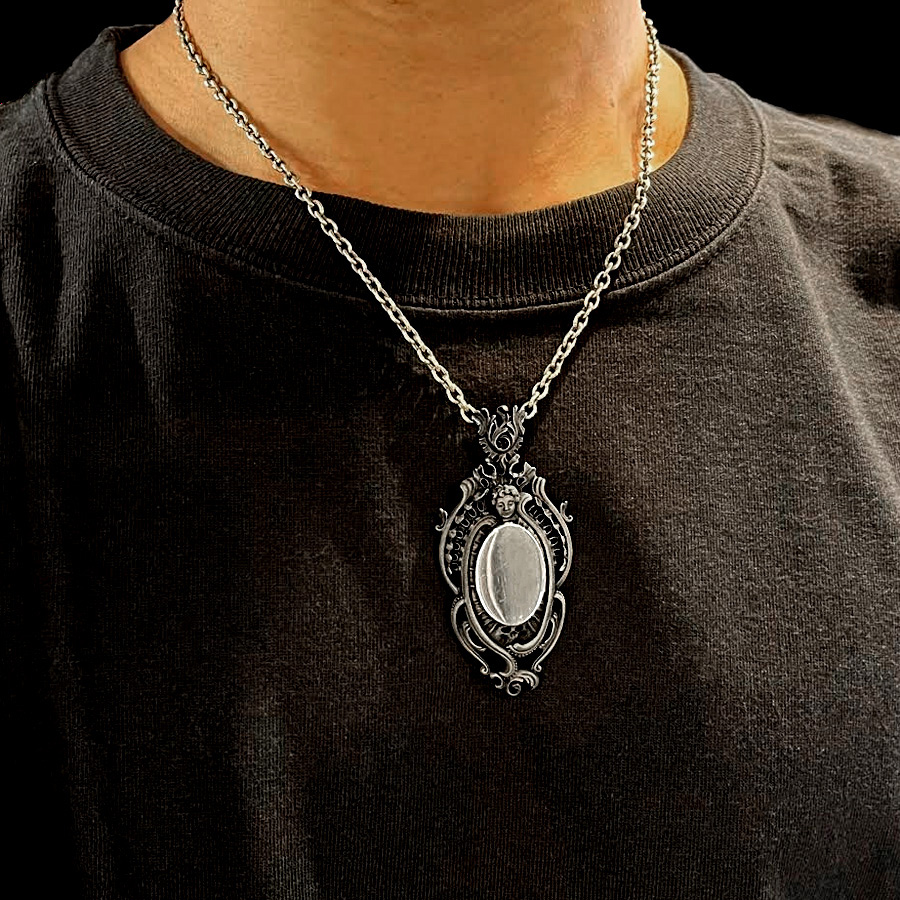 中央は磨きこみ美しい鏡面に仕上げたペンダント！ Superbia（スペル