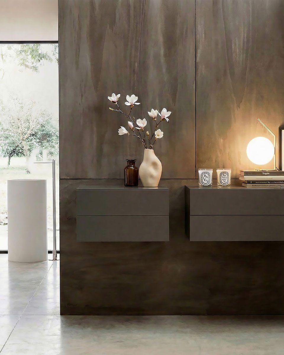 LivareaBerlin's tweet image. Bodenfreiheit = visuelle Leichtigkeit.

Unsere hängenden Easy 2 Kommoden beweisen, dass Stauraum nicht klobig sein muss. 
Minimalistisches, griffloses Design, das den Raum atmen lässt.
livarea.de/novamobili-hae…

#DesignMöbel #Minimalismus #Livarea #InteriorDesign