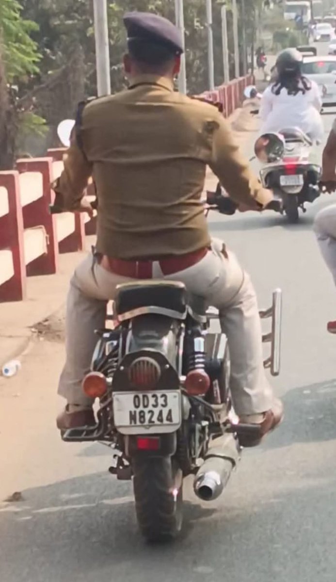 biswaranj_nayak's tweet photo. ପୋଲିସ୍ ବିନା ହେଲମେଟ ରେ ଯାଉଛନ୍ତି ହେଲେ ପବ୍ଲିକ ହେଲମେଟ ପିନ୍ଧି ଯାଉଛନ୍ତି। ଗାଡି ନମ୍ୱର OD33N8244 . ପୋଲିସ୍ ସଡ଼କ ସୁରକ୍ଷା ନିୟମ ଉଲଙ୍ଘନ କରୁଛନ୍ତି। କାର୍ଯ୍ୟାନୁଷ୍ଠାନ ପାଇଁ ପ୍ରଶାସନକୁ ଅନୁରୋଧ। କଟକ କଲେଜ୍ ଛକରୁ ଓଏମ୍ପି ସଂଯୋଗ କରୁଥିବା ଓଭର ବ୍ରିଜର ଏହି ଦୃଶ୍ୟ । @CMO_Odisha @STAOdisha @rto_cuttack @rto_bbsr2 https://t.co/Bsa185y7VR