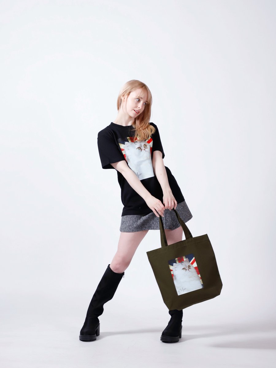 【お知らせ】

本日17時〜PIKO KAIRAさんとのコラボアイテムが受注予約開始しました！

私の愛猫ミミちゃんが、ヴィンテージ風のユニオンジャックと組み合わせたデザインになっていて、可愛さとクールさが合わさったお気に入りのデザインです🇬🇧

https://t.co/fLZggqf6nJ

ユニセックスで着られるので、ぜひチェックしてね✨

@PIKOKAILA #ジェマ・ルイーズ