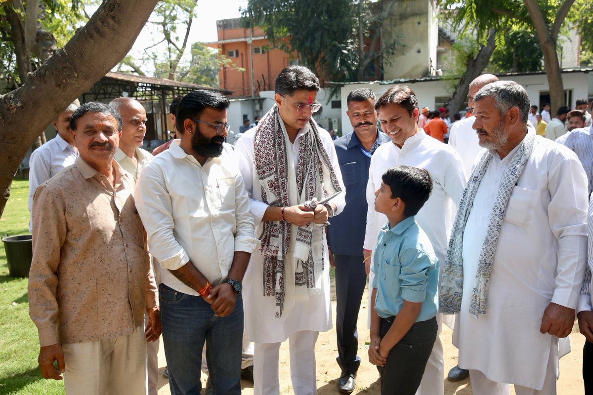 SachinPilot's tweet photo. आज सुबह घर पर मुलाकातें…
मैं प्रदेशवासियों को पुनः होली के पावन पर्व की शुभकामनाएँ देता हूँ। 

ईश्वर से प्रार्थना करता हूँ कि आप सभी के जीवन में यह त्योहार खुशहाली और सुख–समृद्धि लेकर आए। 
📍जयपुर https://t.co/oAY71umYoU