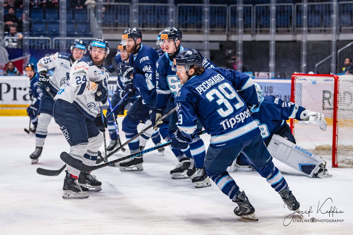 starlinesk's tweet photo. Včera večer sledovali fanúšikovia @hcslovanba napínavý zápas Tipsport extraliga proti @hkpoprad, ktorý skončil víťazstvom hostí 2:3 po samostatných nájazdoch.
https://t.co/zhICRsa3qZ
#hcslovan #hkpoprad #smebelasi #vernislovanu https://t.co/jz9odKfpkz