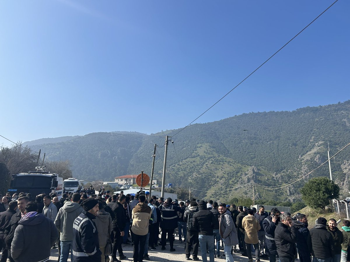 izmiriscisen's tweet photo. 📌 Kınık
Polyak Maden Ocağı önünde jandarma barikat kurmuş durumda. Madenciler haklarını alana kadar burada duracaklarını belirtiyorlar. #Polyak #Polyakmadeniscisikazanacak https://t.co/tyi0MF8cUr