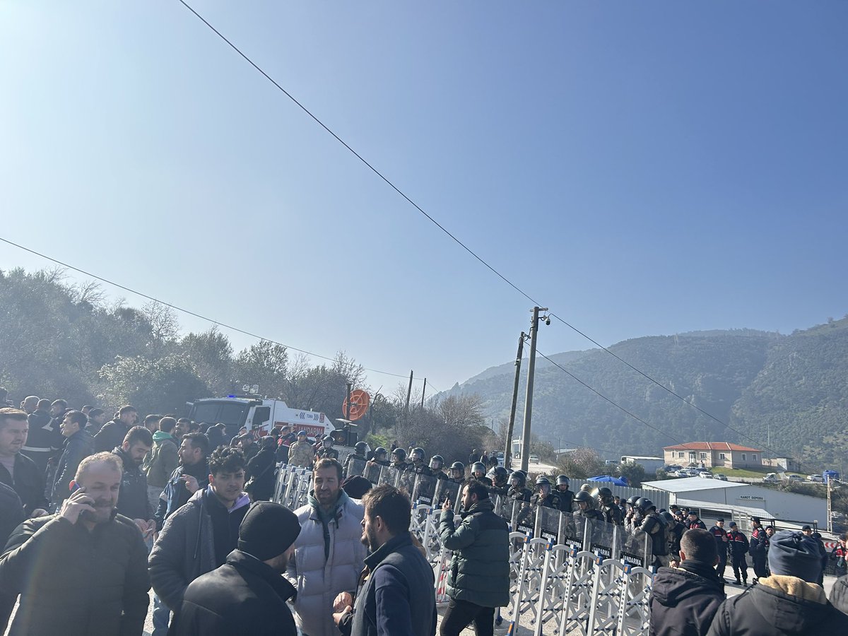izmiriscisen's tweet photo. 📌 Kınık
Polyak Maden Ocağı önünde jandarma barikat kurmuş durumda. Madenciler haklarını alana kadar burada duracaklarını belirtiyorlar. #Polyak #Polyakmadeniscisikazanacak https://t.co/tyi0MF8cUr