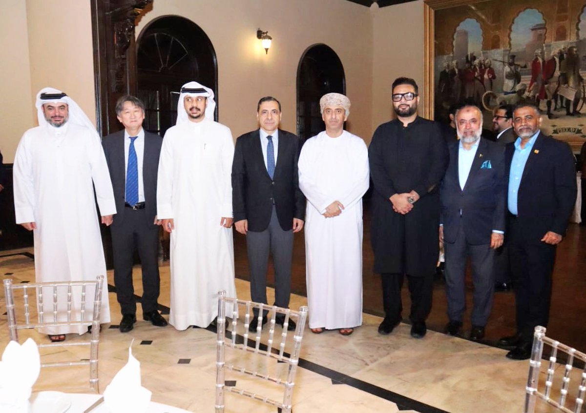 حضر سعادة القنصل العام (عميد السلك القنصلي) المهندس سامي بن عبدالله الخنجري مأدبة الإفطار التي أقامها منتدى الدبلوماسية الاقتصادية في كراتشي بمناسبة حلول شهر رمضان المبارك، بحضور عدد من المسؤولين وأعضاء السلك الدبلوماسي ورجال الأعمال