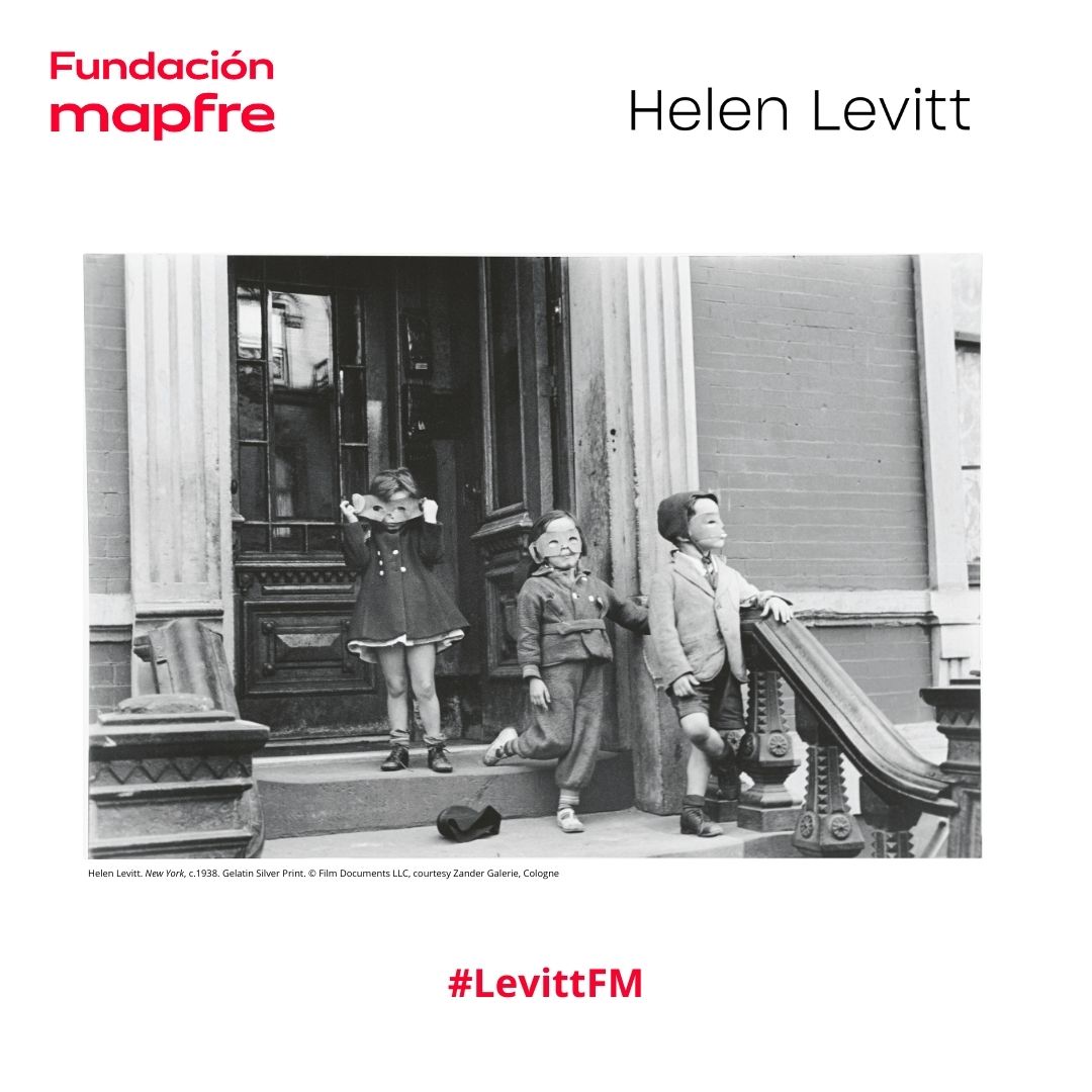 📷 La obra de Helen Levitt convierte lo cotidiano en un enigma visual, difícil de definir pero capaz de conectar de inmediato con quien la observa. Esa mirada única la ha convertido en una de las grandes fotógrafas del siglo XX. Descúbrelo en #LevittFM, hasta el 17 de mayo