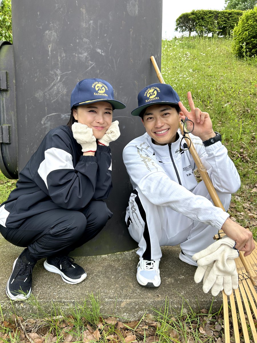 ━━ ✐ #とある日の教場 ━━

安定の!？渡部と吉中のコンビ
カメラを向けると
息ぴったりにポーズを決めてくれました✨

こんなに微笑ましい２人に
まさかあんな事態が待っているとは…
洞口と真鍋の貴重な仲良しショットです！

後編「教場 Requiem」
劇場で大ヒット上映中
前編「教場 Reunion」