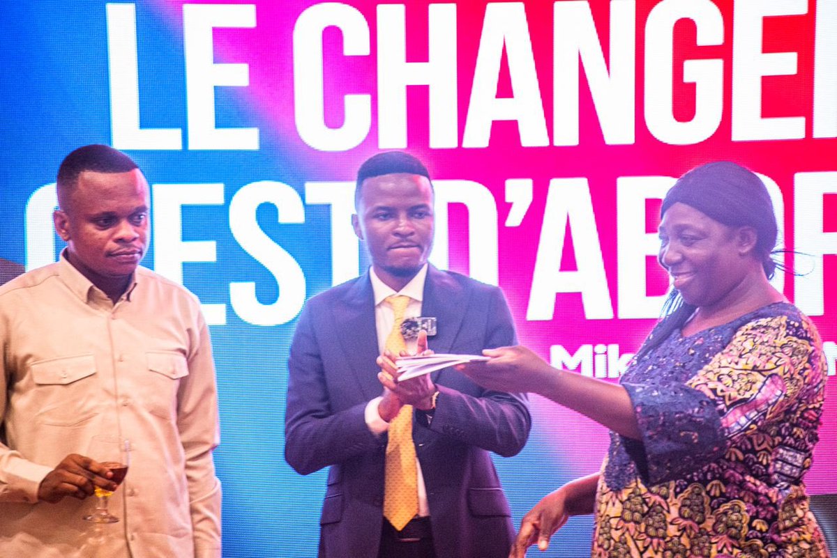 rkitsita's tweet photo. #RDC: Mbujimayi a vibré, ce samedi 28 février 2026, au rythme du vernissage de l’ouvrage « Le changement, c’est d’abord moi » de Mike Kasongo, organisé à l’amphithéâtre Tharcisse Tshibangu Tshishiku de l’Université Officielle de Mbujimayi.

Porté sur les fonts baptismaux par la professeure Justine Mbelu de l’Institut Supérieur des Techniques Médicales de Mbujimayi, cet ouvrage lance un appel fort à la jeunesse : devenir l’acteur principal du changement pour bâtir une société meilleure.

Publié aux éditions D. Sharath à Kinshasa, ce livre de 85 pages, structuré en huit chapitres, aborde des thèmes essentiels tels que la connaissance de soi, la prise de conscience, la vision personnelle, la discipline, la décision de changer, le passage à l’action et la sortie de sa zone de confort.

À travers cette œuvre inspirante, Mike Kasongo offre à la jeunesse congolaise un guide pratique et accessible pour amorcer une transformation personnelle, fondement d’un développement social durable.