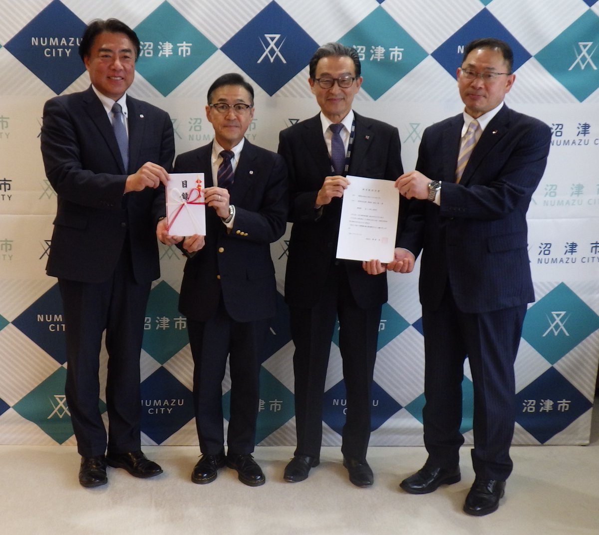 沼津信用金庫様から沼津市育英事業基金への御寄附100万円をいただきました。
沼津信用金庫様ありがとうございます。いただいた寄附金は、学資の援助を必要とする人への教育費支援に活用させていただきます。