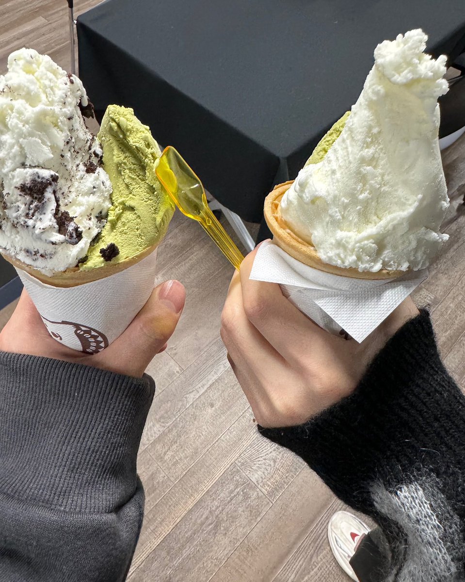 유진이 인스타 게시물에 깨알하오 등장해서 행운콤 여자들 밥챙겨주심