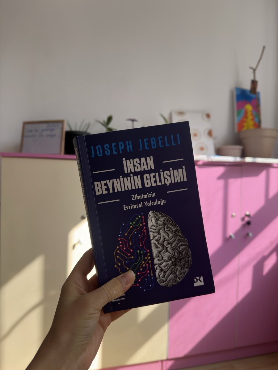 felekce's tweet photo. Kendisi üzerine düşünebilen tek organ olan beyin üzerine okumaları çok seviyorum 🤍 #beyin #bahar #mart #kitap https://t.co/kCpvTIgkAG