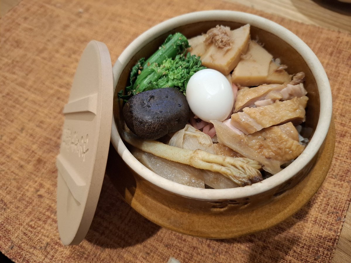 春食材で作った釜飯。筍土佐煮、ウドきんぴら、鶏照り焼き、椎茸、菜花、鶉卵、紅生姜。冷蔵庫に入れておいて、昼一時帰宅した時に蓄熱暖房機の上に置いておくと弁当感アップ！