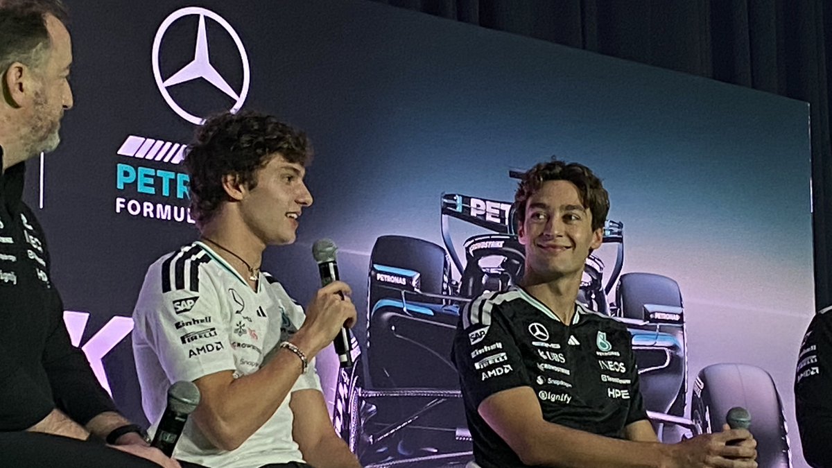 4lightsout's tweet photo. guess who got a selfie with @GeorgeRussell63 😭🩵 https://t.co/fFGkmKQMHM