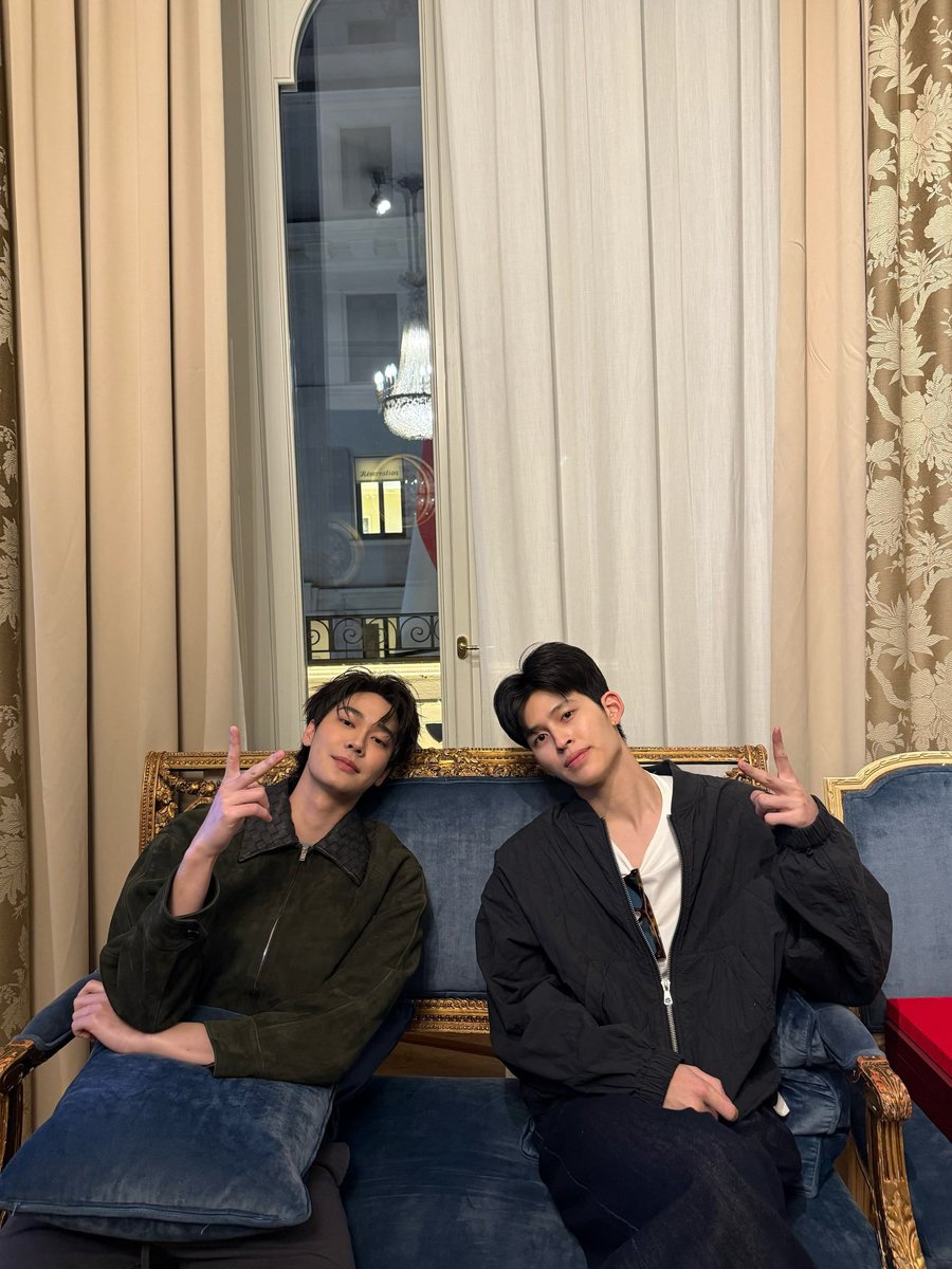 철저하게 거리 유지중이신거 개웃김