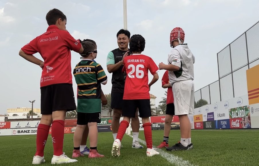 kutsuken1994's tweet image. 数日前まで、
仲間と楕円球を追っていた。

数日前まで、
子どもたちにラグビーを教えていた。

それが今、空襲の警報の中にいる。

スポーツは平和の上にしか成り立たない。
お願いだから、誰も傷つかないでくれ。

#バーレーン #中東 #ラグビー #戦争