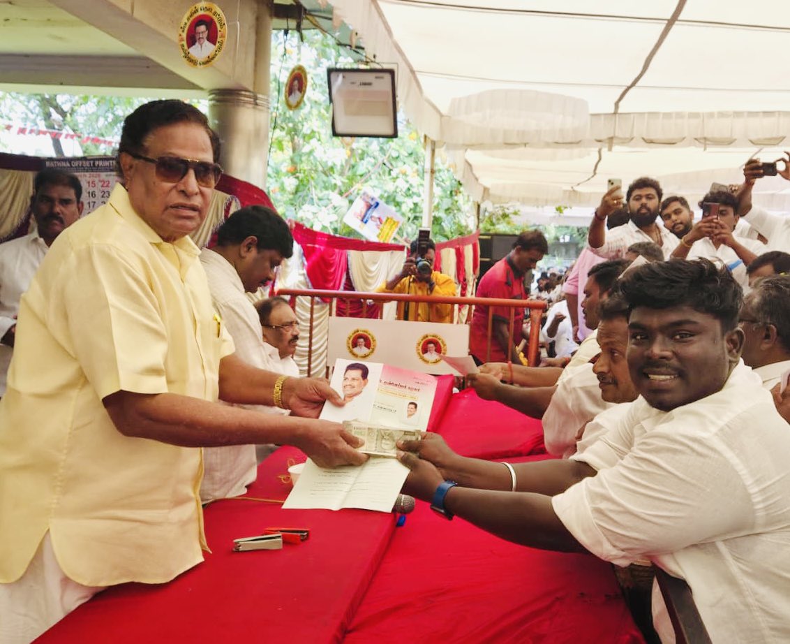 godson_3337's tweet photo. தொடர்ந்து ஏழாவது முறையாக வெற்றி பெறப்போகும் பாசமிகு அண்ணாச்சி அவர்களுக்கு திருச்செந்தூர் சட்டமன்ற தொகுதிகாக விருப்ப மனு செலுத்தினேன். @ARROffice #DMK https://t.co/ck8TySzH1C