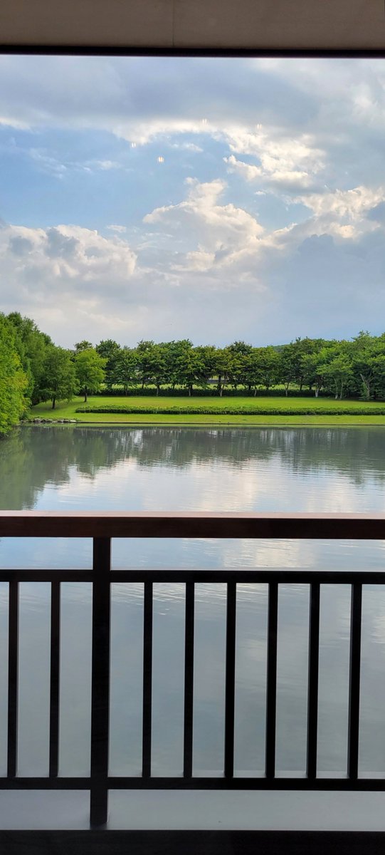 當年入住的民宿是villa88，房間外小陽台，往前看就是美景，理論上可以釣魚，但我沒興趣。因為地下岩層特殊，這裡的水非常滑嫩，也因為沒有熱度，不是溫泉。😄