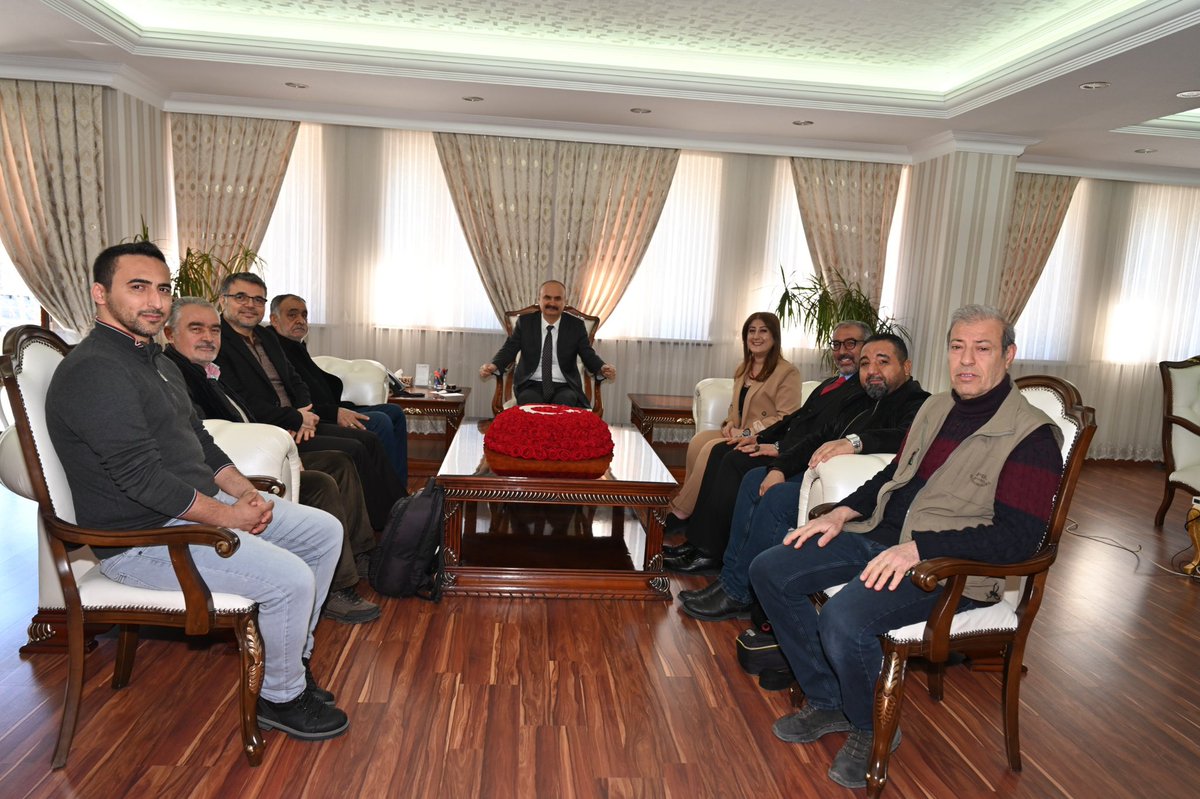 haticeturkan's tweet photo. Batman Çalışan Gazeteciler Derneği Başkanı Hatice Türkan ile Yönetim Kurulu Üyeleri Mansur Obut,Nimet Dal,Mustafa Toprak,Mehmet Şirin Yılmaz, Osman Seyrek,Şehmus Ustabaşı ve Bayram Ayhan, Batman Valisi Ekrem Canalp’ı ziyaret etti.@canalpekrem @batmanvaliligi @BatmanCGD https://t.co/btLYnduEa5