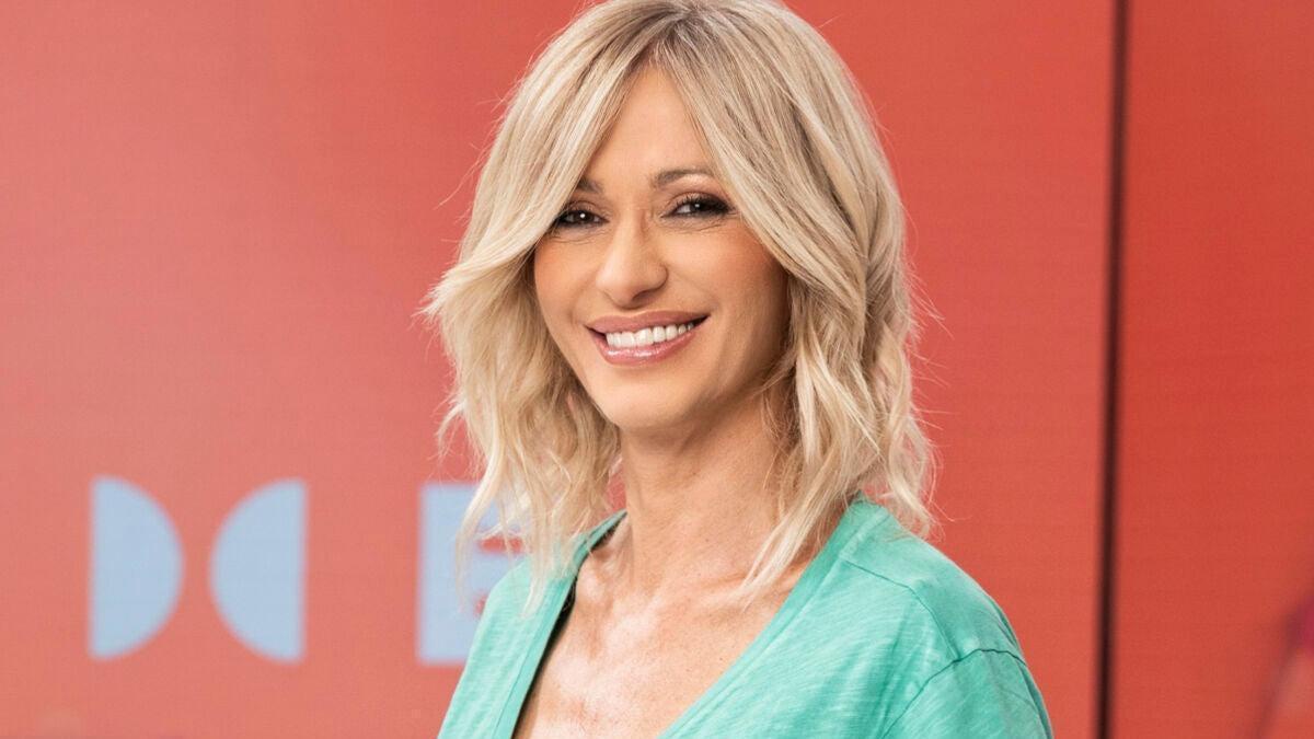 ¿A QUIÉN LE DARÍAS LA CORONA DE 'REINA DE LAS MAÑANAS'? 👑

🔄 Ana Rosa 
❤️ Silvia Intxaurrondo 
🗣️ Susanna Griso 

#AnaRosa #LaHora #EspejoPúblico