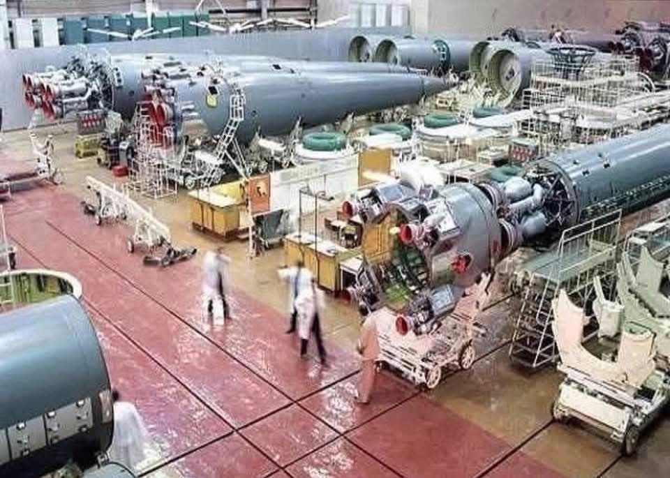 Rusya’yı ezeriz, Amerika’yı düzeriz, İsrail’i düdükleriz Nameleriyle Savaş Çığırtkanlığı Yapanlar  iyi okuyun

Bu gördüğünüz tesis Rusların Proton Nükleer Füze Üretim Merkezi…
Her 4 füze bir uydu fırlatıcısına bağlanarak uzay boşluğuna gönderiliyor ve orada sabitleniyor…
Kuzey