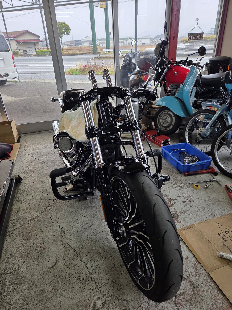 RambleMotorcyc1's tweet photo. 本日はFXBRのハンドルやウインカー交換
BCMになって配線中通しが楽になりました。
ハンドル幅は狭くなりハイベントになったのでポジションが楽になったかも?
#ramblemotorcycle #四国 #愛媛県 #松山市 #バイク屋 #ハーレー #ハーレーダビッドソン #fxbr #ブレイクアウト https://t.co/DueLj97oQO