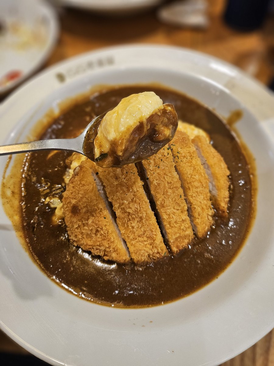 #잘먹고WOO라차차

요즘 줄서서먹는 카레맛집이있다길래
동생이랑 줄서서 먹었음😆
맵기단계 밥양 토핑까지 다 선택되서
일단좋았구 가격이 스탠다드기준
한국돈 8000원정도라서 이단좋았구
ㅎㅎㅎ 양이 너무 많아서 걍좋았음ㅋㅋ