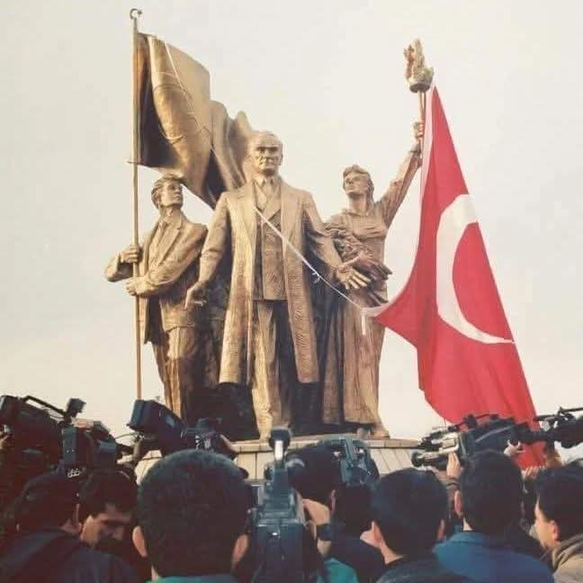 Omer_San's tweet photo. #2Mart
#Rize'nin 108.Kurtuluş yılı,Kutlu Olsun.
Peki,1998'de #Cumhuriyet'in 75.yılı nedeniyle,heykeltıraş @metinyurdanur'a yaptırılıp,@RizeVali önünde açılışı yapılan,sonra da 2005'te ilginç şekilde kaldırılan,Rize ve Cumhuriyet temalı anıt nerede?Bilen çıkar mı?
@rizebelediyesi https://t.co/pUhYy5ucwX