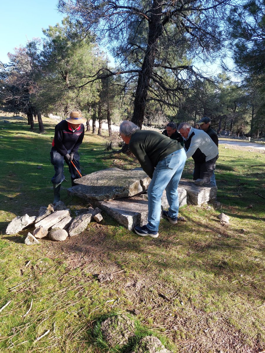 💧 Fuga de agua en una d ls arquetas q alimenta ls Cuatro Caños
Después d comprobar la arqueta q pierde y la q está más abajo, vemos q ls 2️⃣ están bien
Conclusión, el atasco está en el tubo q conecta las 2️⃣ arquetas Esto ya son palabras mayores, tendrán q venir del Parque a verlo