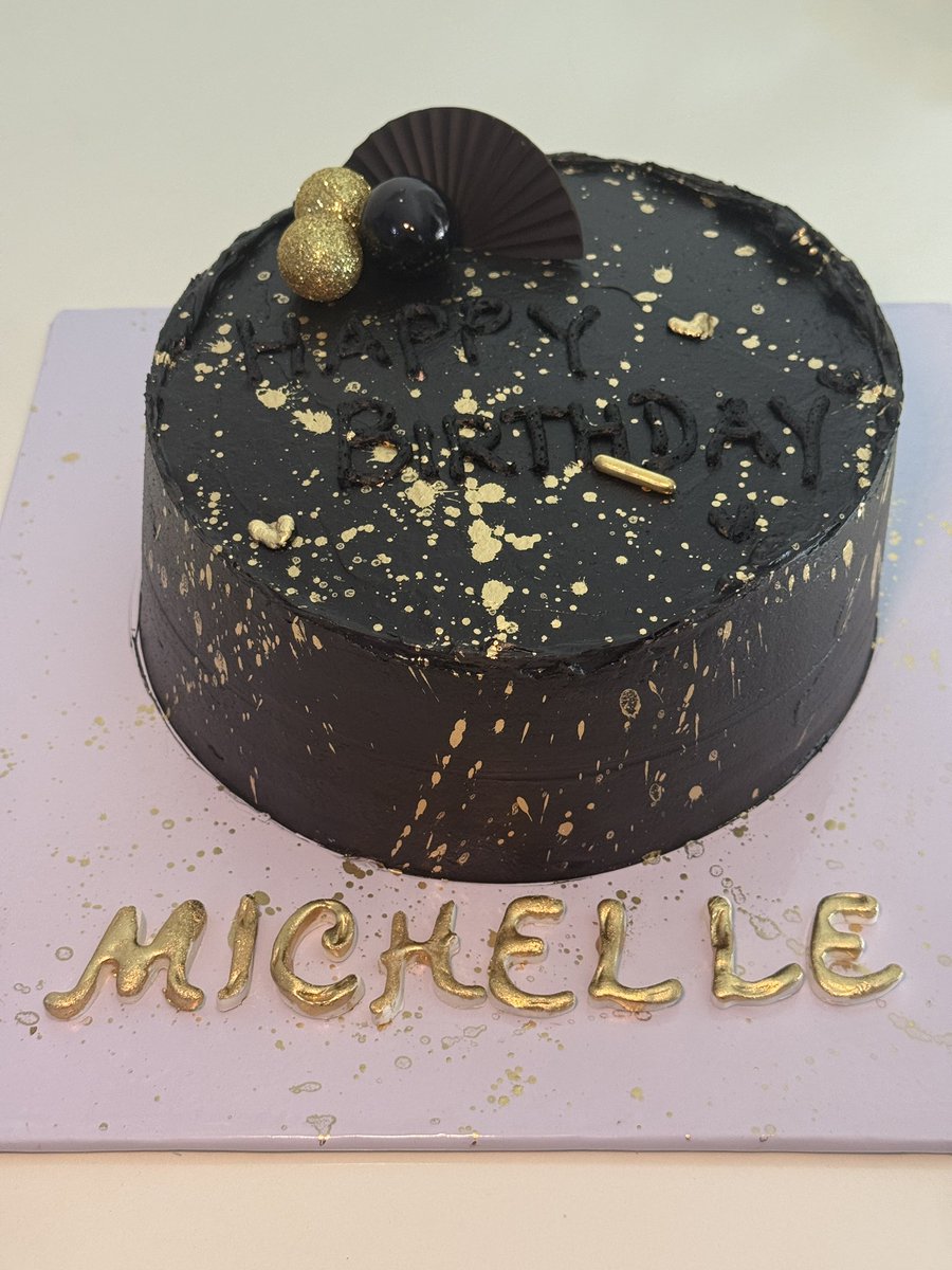 Good morning Fam 

Please I have this cake for sale, it’s N35,000 but get it for N32,000

Name can be changed or removed 

Cake Des :
Size: 8” single layer cake 
🍰: red velvet and chocolate cake 
 whipped cream 

Client canceled last minute. 

Please ❤️ &amp; Retweet