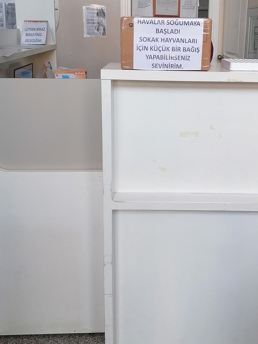 HemRazi1l1l1lIl's tweet photo. Gelin size daha rezil bir başka durumu göstereyim.
Aşı yaptırmaya gidilen sağlık ocağına it kedi dilendirme kutusu konulmuş dilenciliğe aracılık mı ediliyor?
@ismgovtr
 
Vatandaşa küfreder gibi.
kuduz,tetanoz aşısı yaptırmaya giden vatandaş bu rezillikle karşılaşmış. 🤬
@saglikbakanligi
 
@sagliklicozum
 
Sağlık ocağı kimin yerine dilencilik yapıyor?
Kutuyu gelip kim alıp parayı teslim alacak?