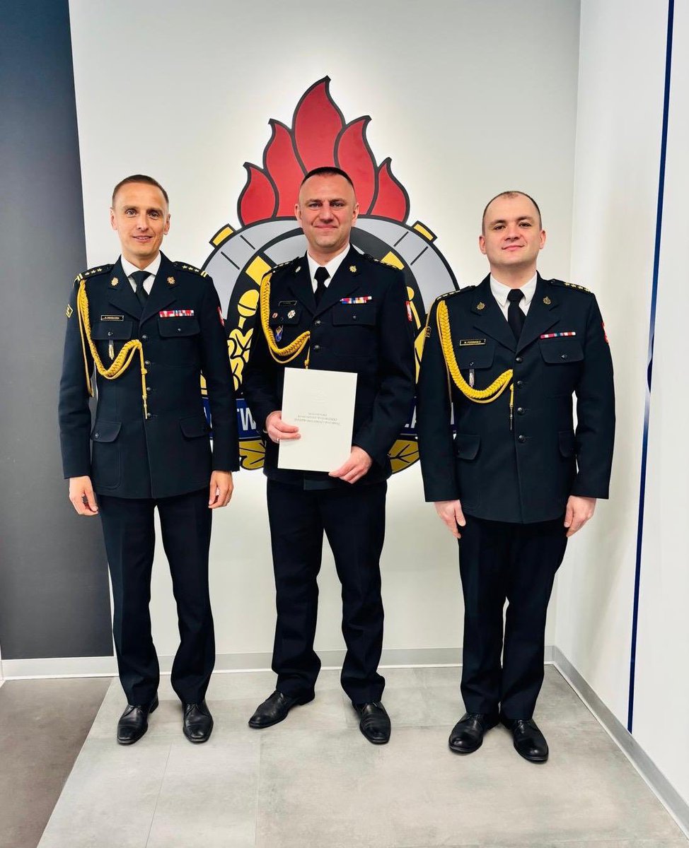 kwpspkrakow's tweet photo. 👨‍🚒 st. bryg. Przemysław Przęczek MKW #PSP z dniem 01.03.2026 r. powołał st. kpt. Pawła Papaja na stanowisko Zastępcy Komendanta Powiatowego Państwowej Straży Pożarnej w Olkuszu. 
 
Gratulujemy objęcia stanowiska i życzymy wielu sukcesów oraz satysfakcji. 

@AwPrzeczek 
@KGPSP https://t.co/AW6R1wCkxx